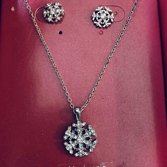 Snowflake CZ Necklace & Earring Christmas Gift Set - Picture 2 of 6